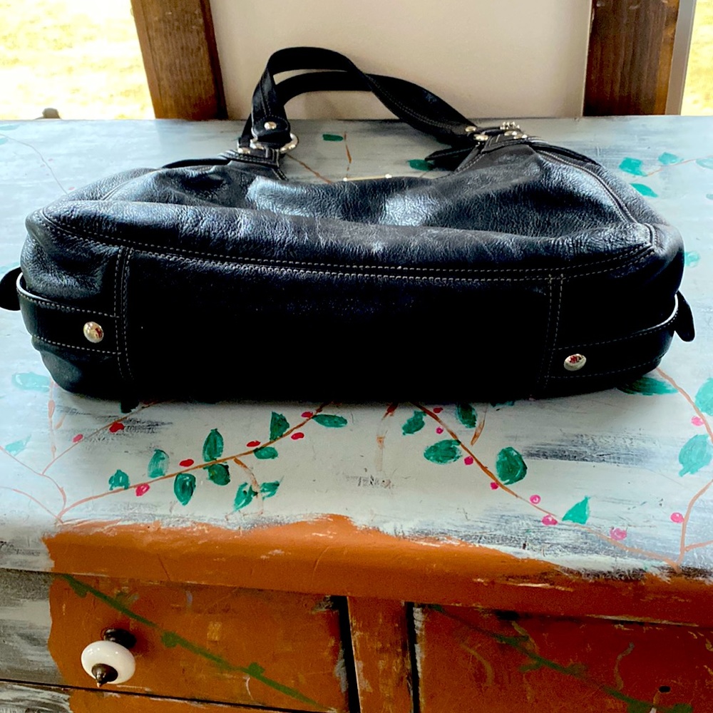 Coach purse, in excellent condition. This purse offers 3 sections.